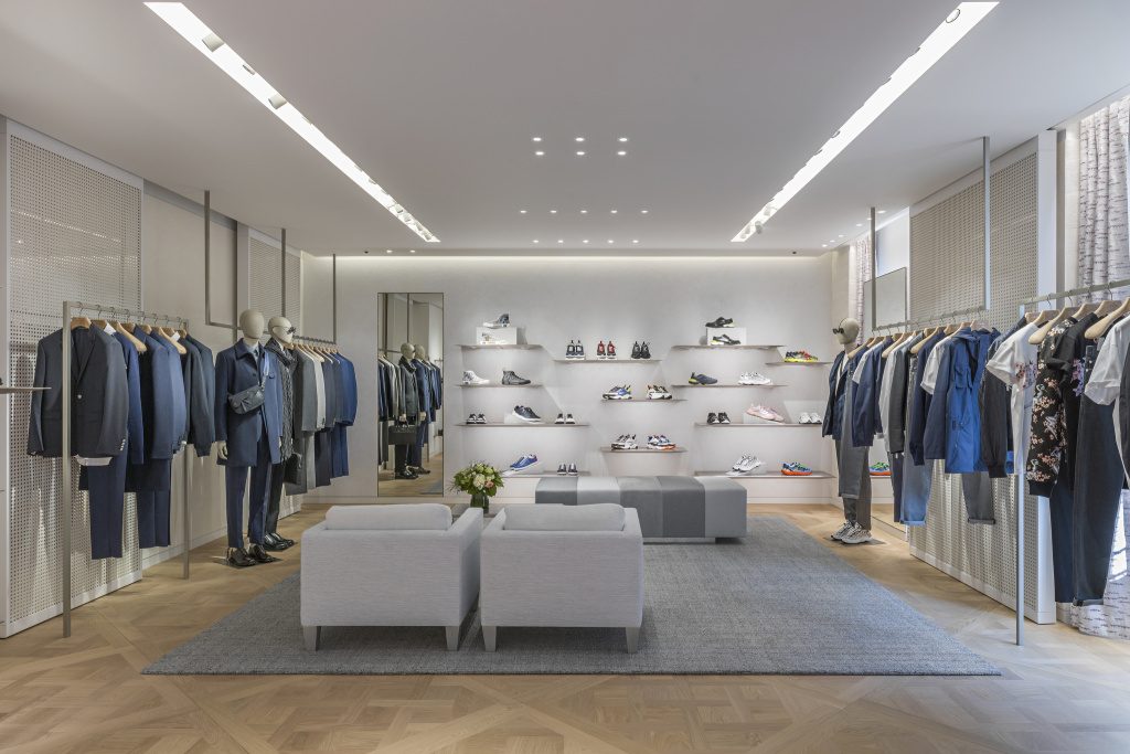 Dior reabre su icónica tienda insignia en París, con diseños de Peter Marino