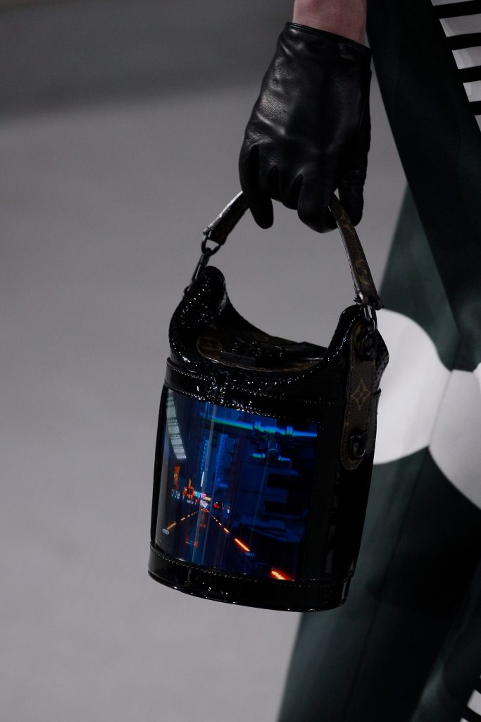 Este bolso de Louis Vuitton cuenta con dos pantallas AMOLED, Gadgets