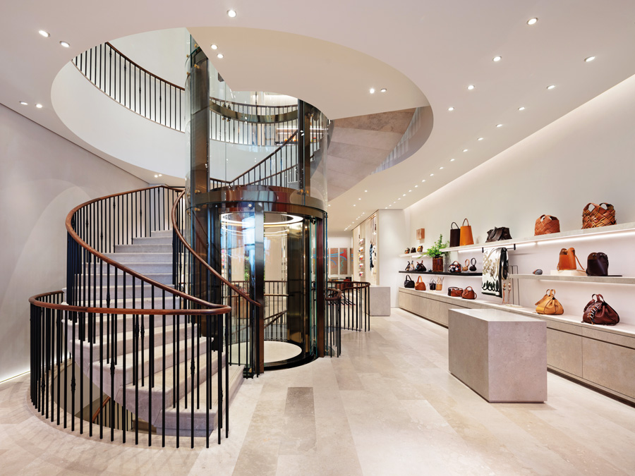 Escaleras en forma de caracol en la casa Loewe de Londres, donde vemos varios de sus productos.