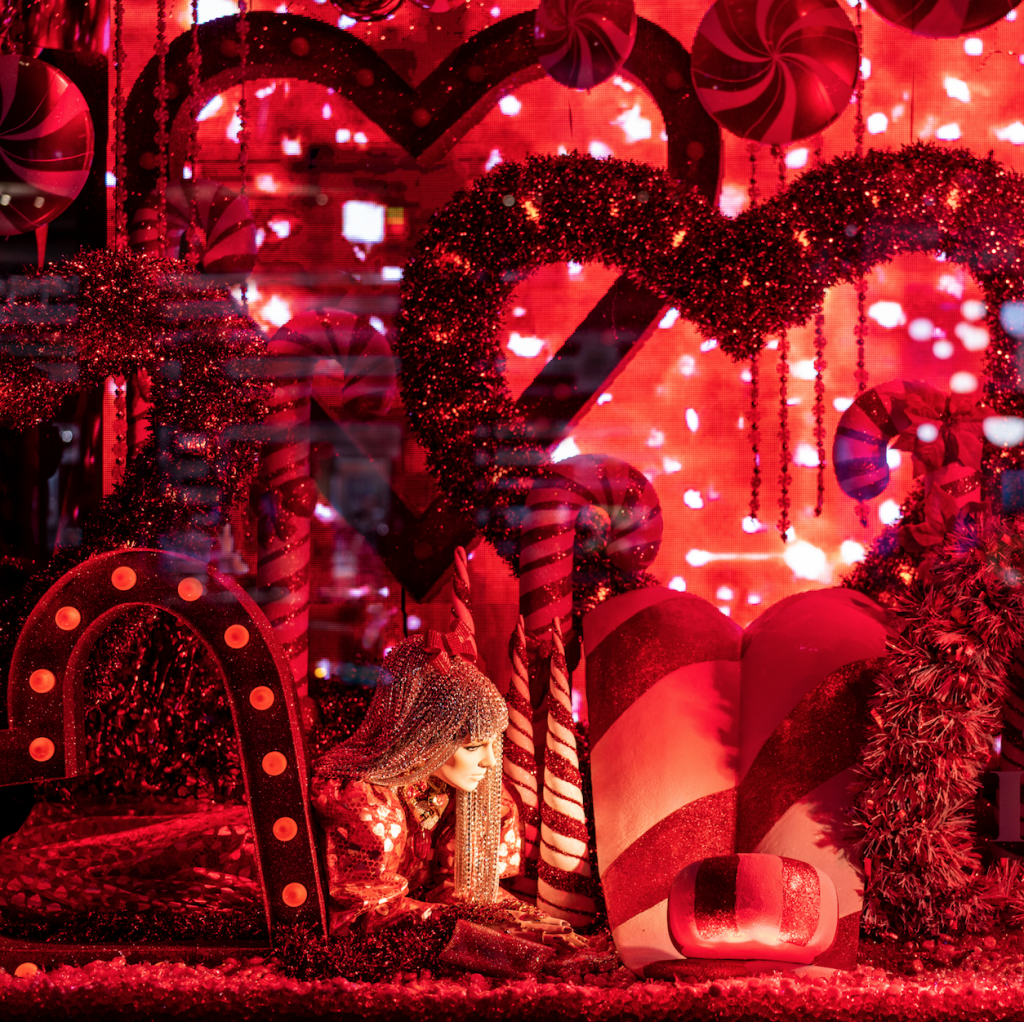Escaparates navideños ‘Give Happy’ Bloomingdale, donde predomina el  color rojo