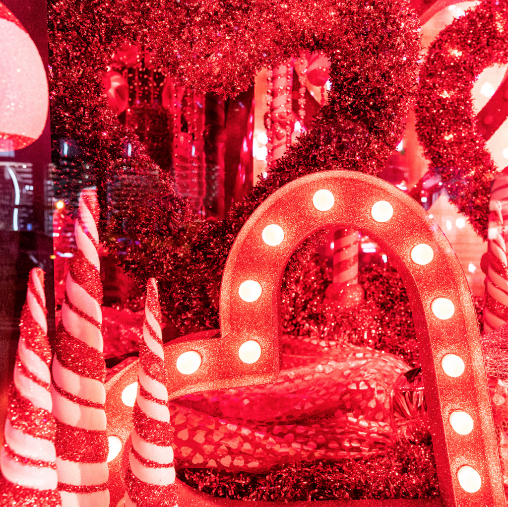 Escaparate navideño de Bloomingdale, donde predomina el rojo