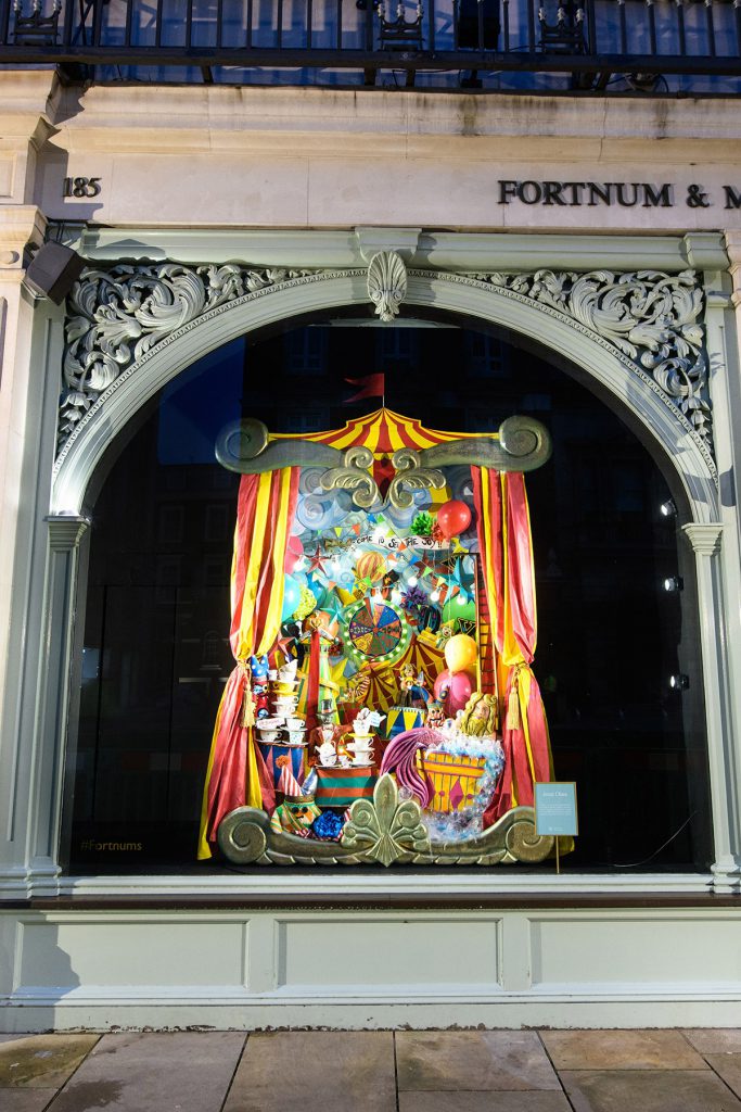 Escaparate con figuras y formas imitando un circo, con el que Fortnum & Mason presenta la colaboración de escaparates