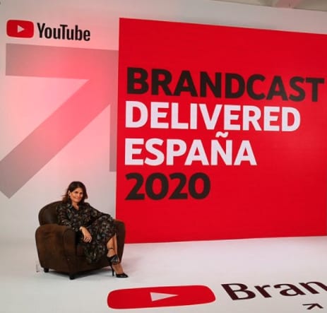 Chica sentada en un sillón en un evento de YoUtUBE