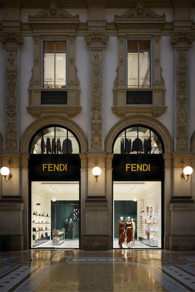entrada de la Fendi store en Milán
