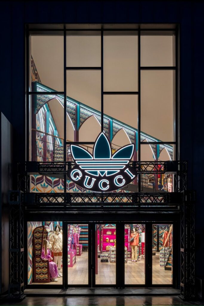 Entrada de la tienda realizada en colaboración entre Adidas y Gucci
